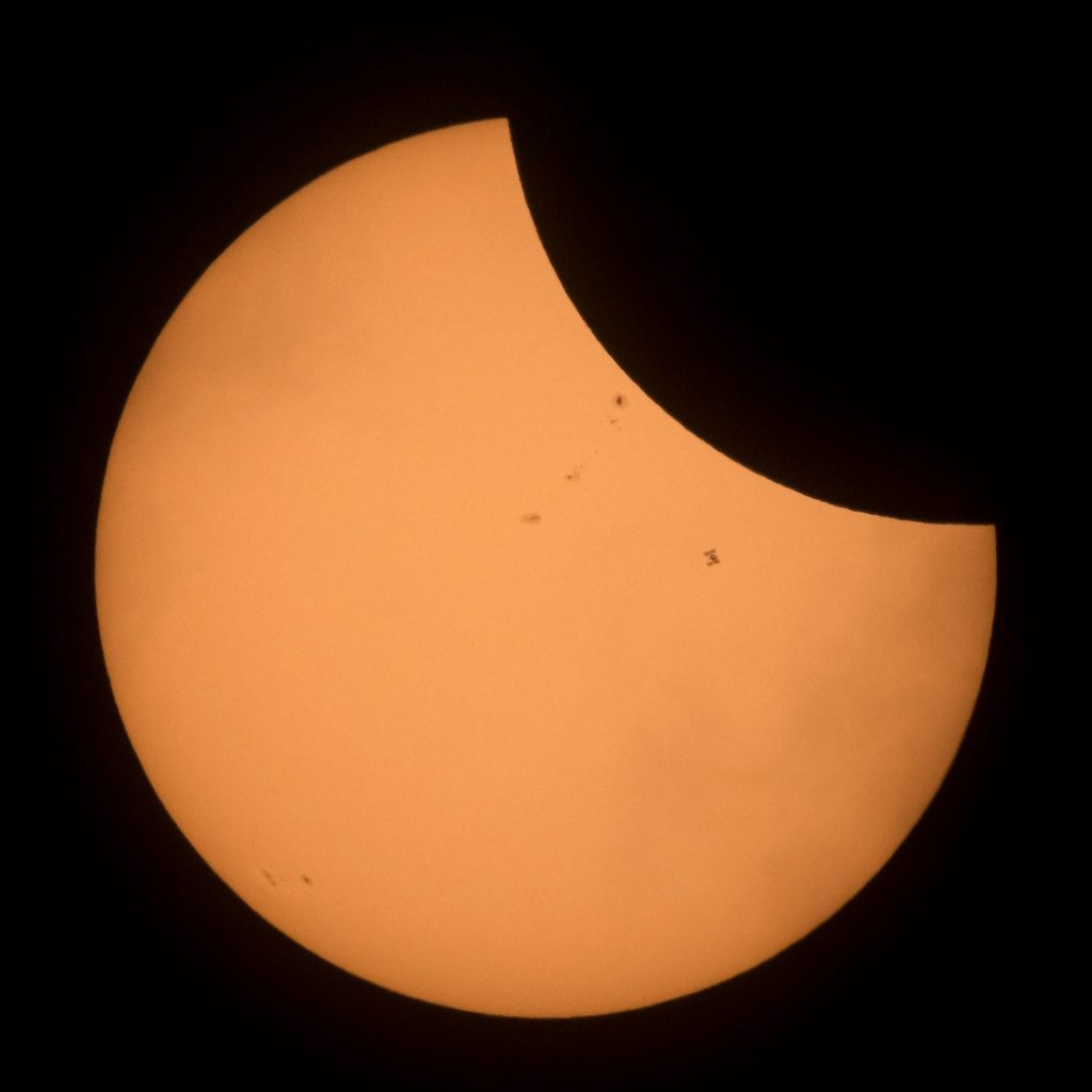 La ISS pasando por delante del sol en el momento del eclipse