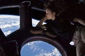Tracy Caldwell Dyson en la cupula scaled