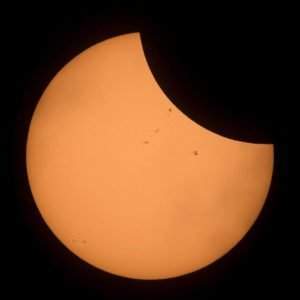 La ISS pasando por delante del sol en el momento del eclipse