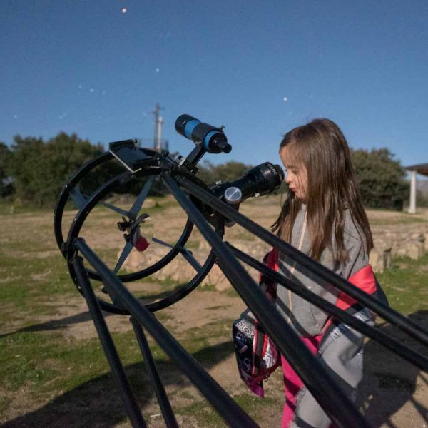 niña y telescopio