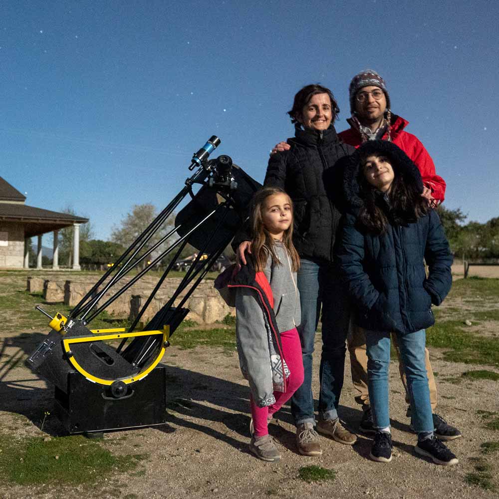 familia y telescopio astronómico