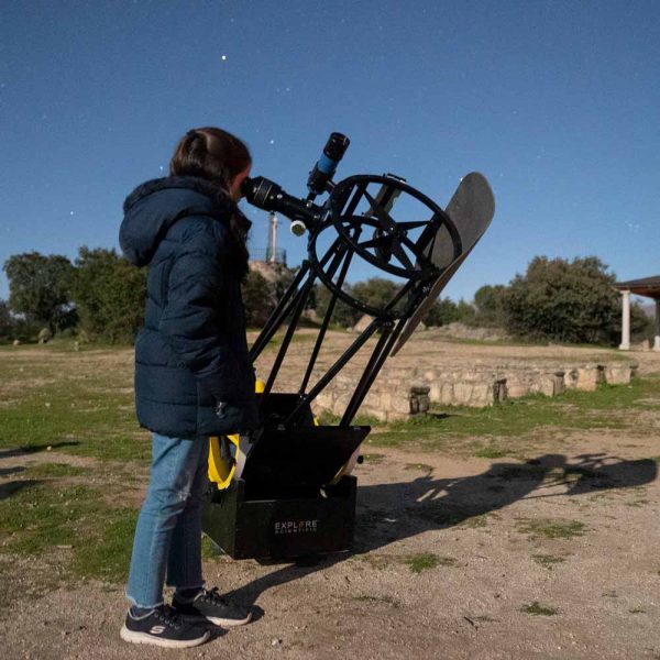 niño y telescopio