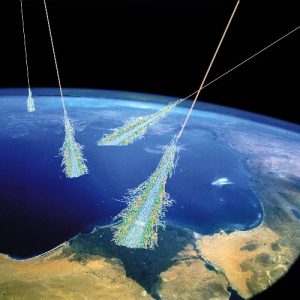 Rayos cósmicos penetran en nuestra atmósfera y crean una lluvia de partículas secundarias. Crédito de la ilustración: Simon Swordy ( U. Chicago ), NASA