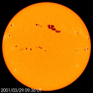 En 2001 la región activa 9393 albergó uno de los mayores grupos de manchas solares observado hasta ahora. ¡El 30 de marzo de ese año el área de manchas solares dentro del grupo abarcó una superficie 13 veces superior a la de la Tierra! 