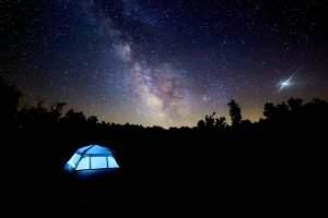 acampada bajo las estrellas