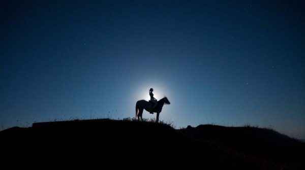 Ruta a caballo bajo la Luna