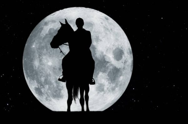 Ruta a caballo bajo la Luna